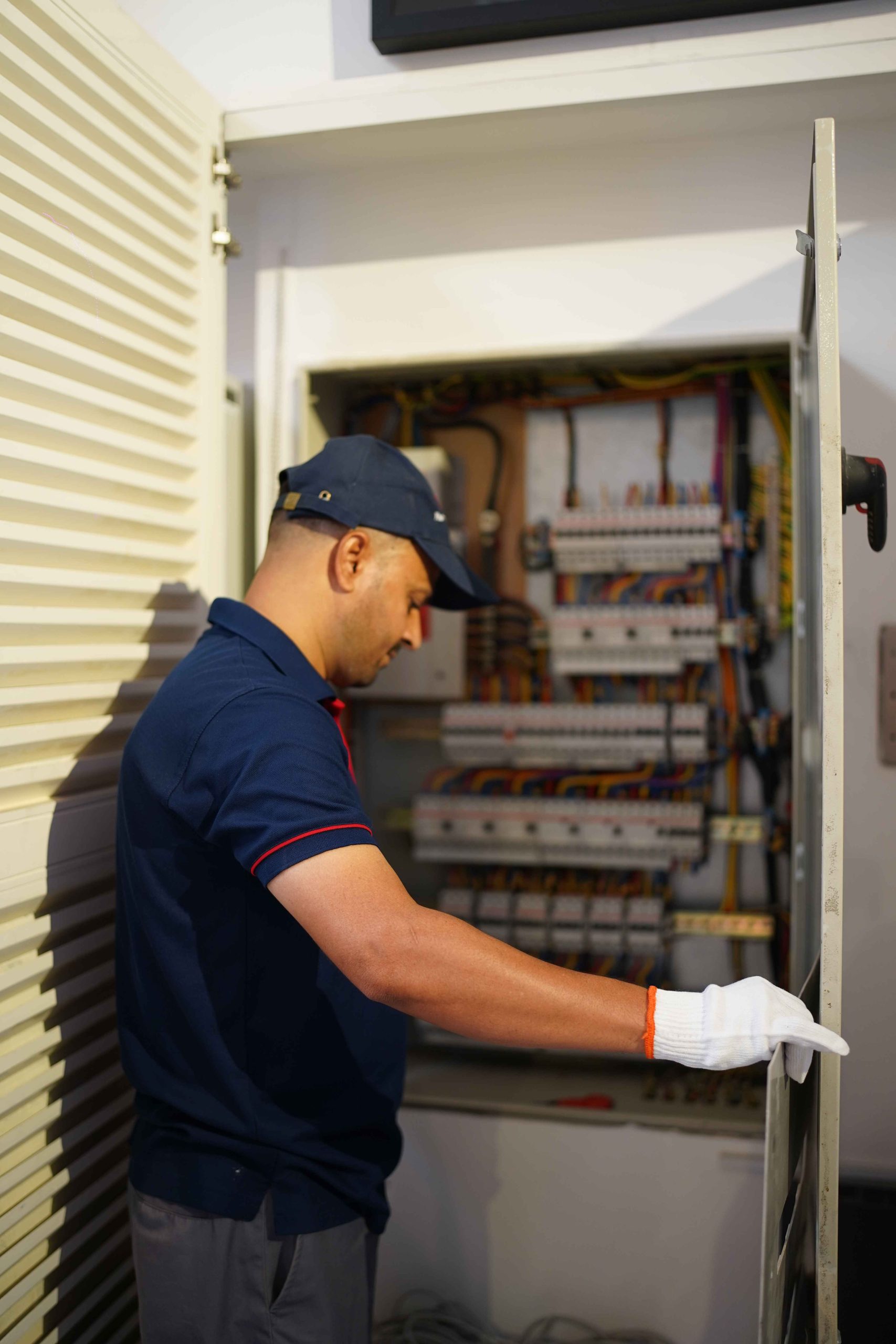 Dubai Electrician Near Me | Call 8004336